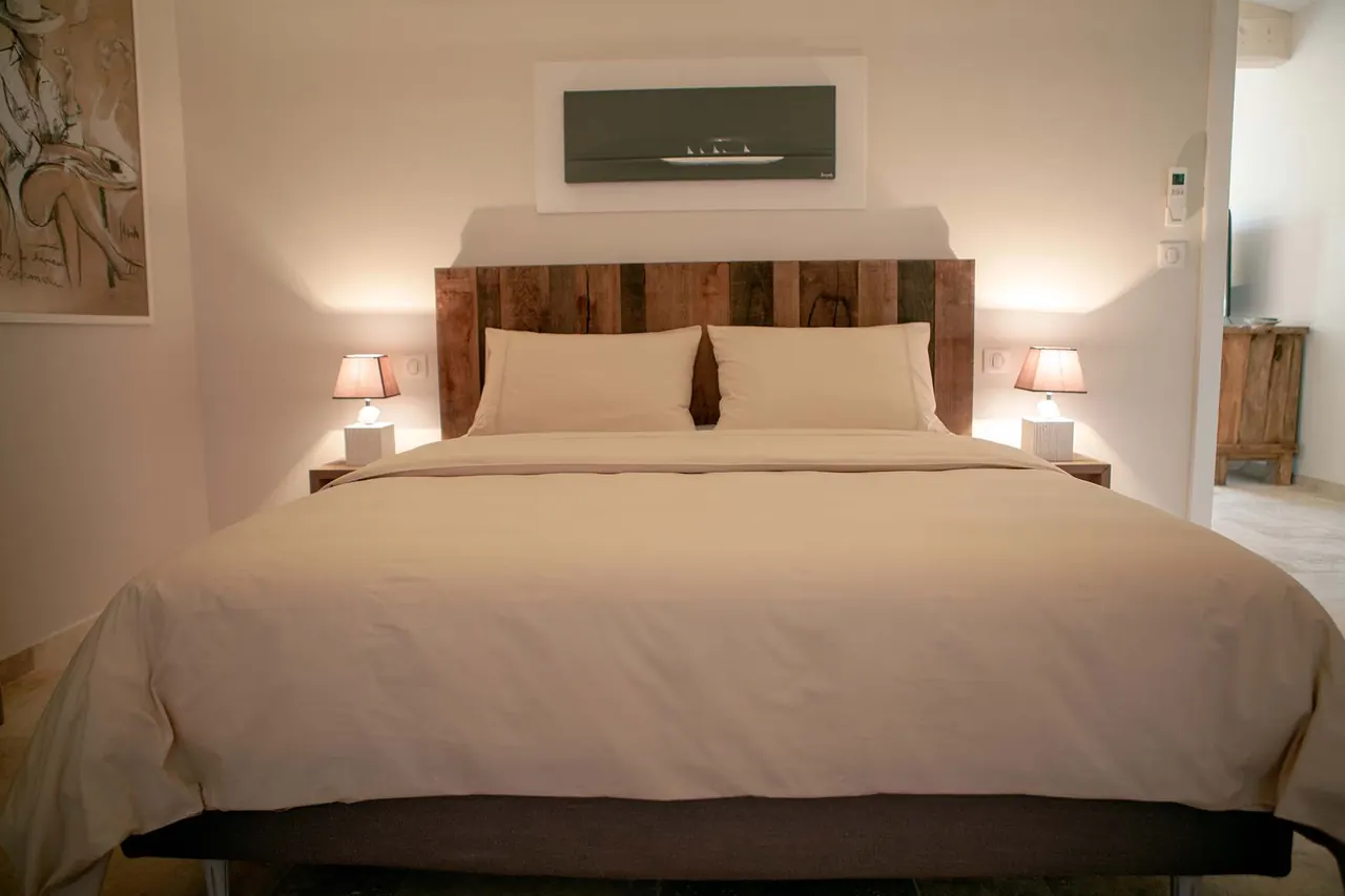 La chambre du 2 pièces avec son lit double