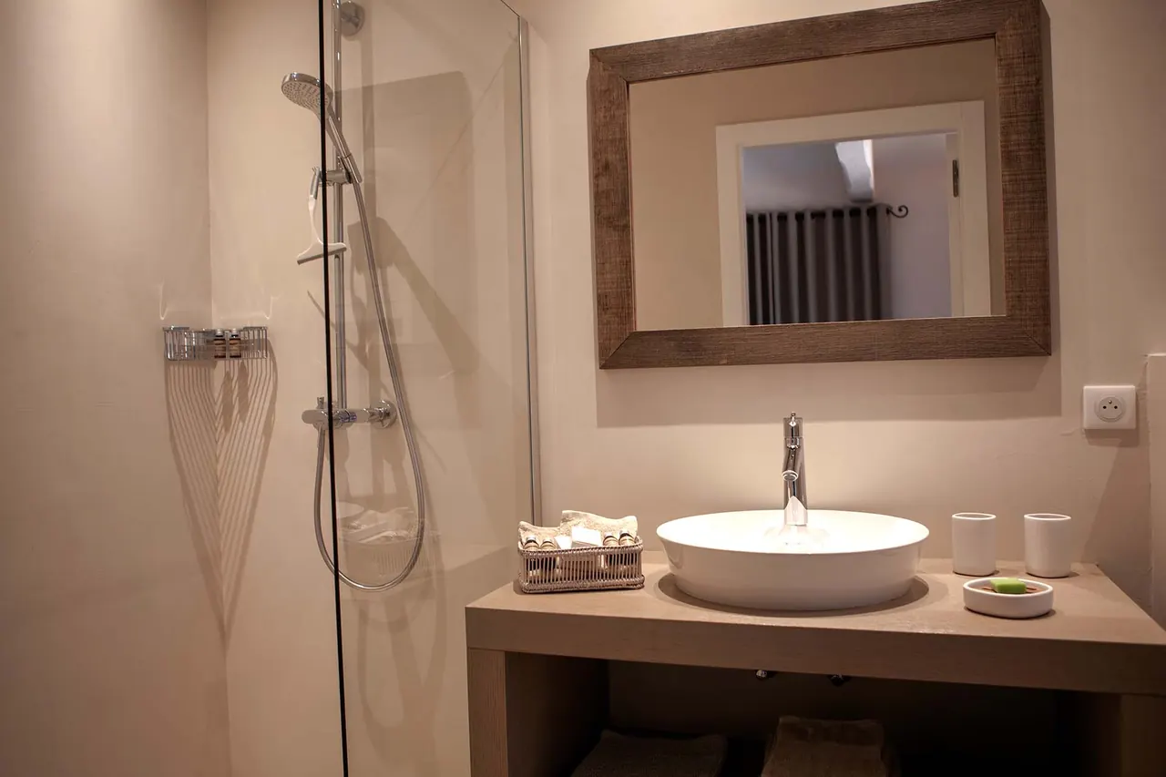 La salle de bain du 2 pièces avec douche à l'italienne