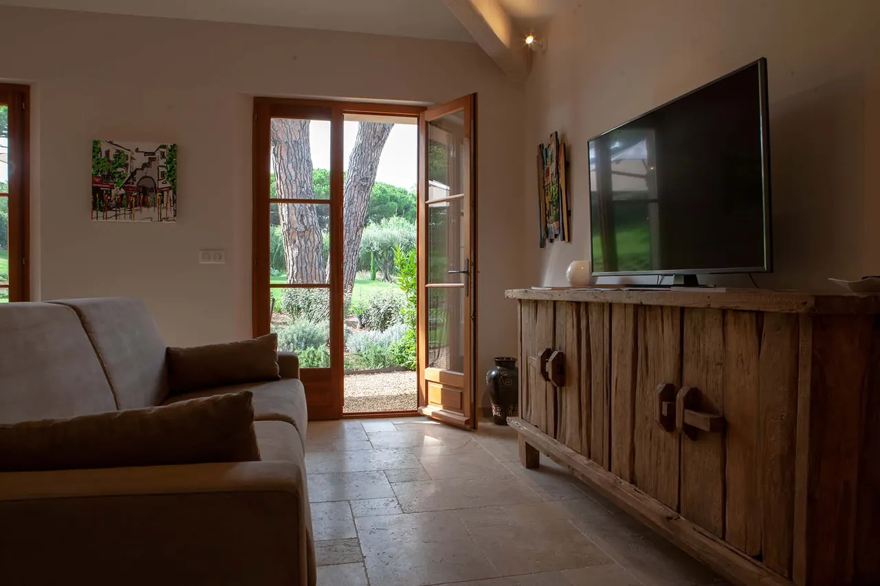Le salon du 2 pièces ouvert sur la terrasse et le jardin