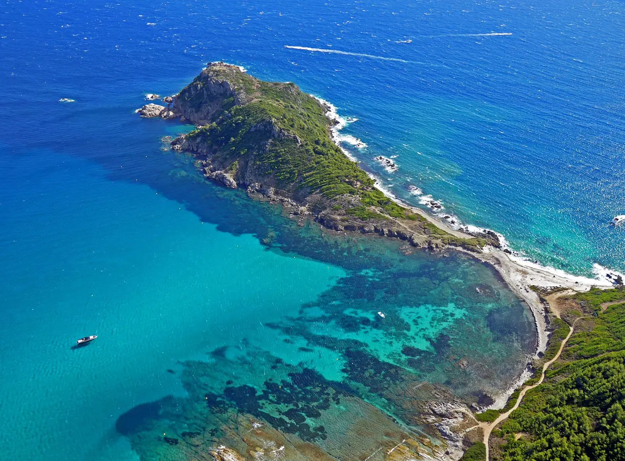 Vue aérienne du Cap Taillat et de son isthme de sable, à Ramatuelle