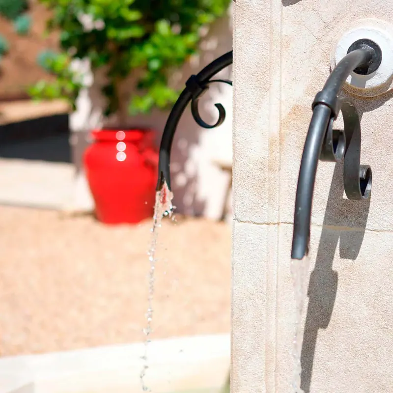 Fontaine et poterie provençale