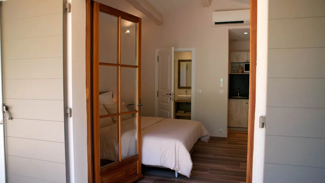 Vue sur le lit depuis l'entrée du studio