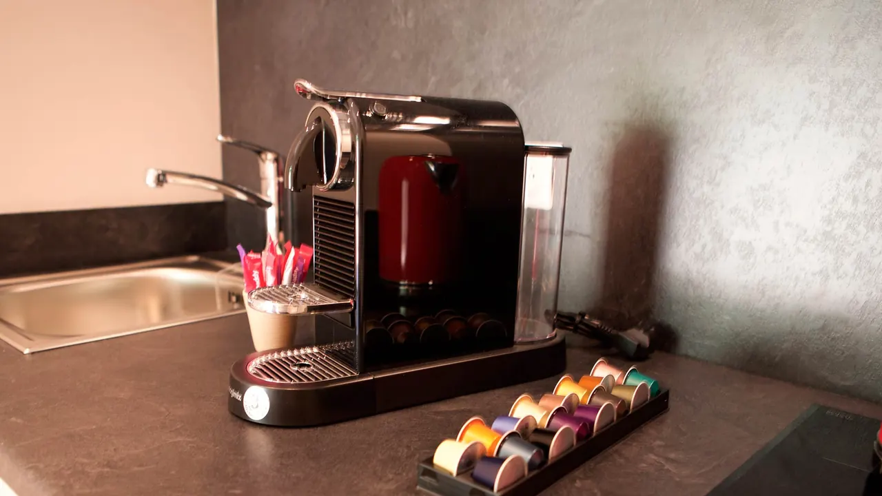La kitchenette du studio et sa machine Nespresso