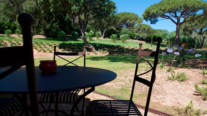 La table de la terrasse sur le jardin